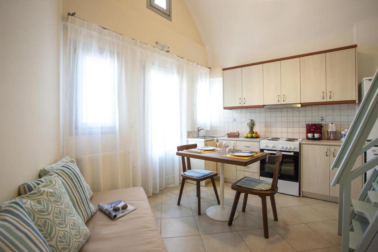 Santorini Med Homes - Sunday Apartment Meszariá Kültér fotó